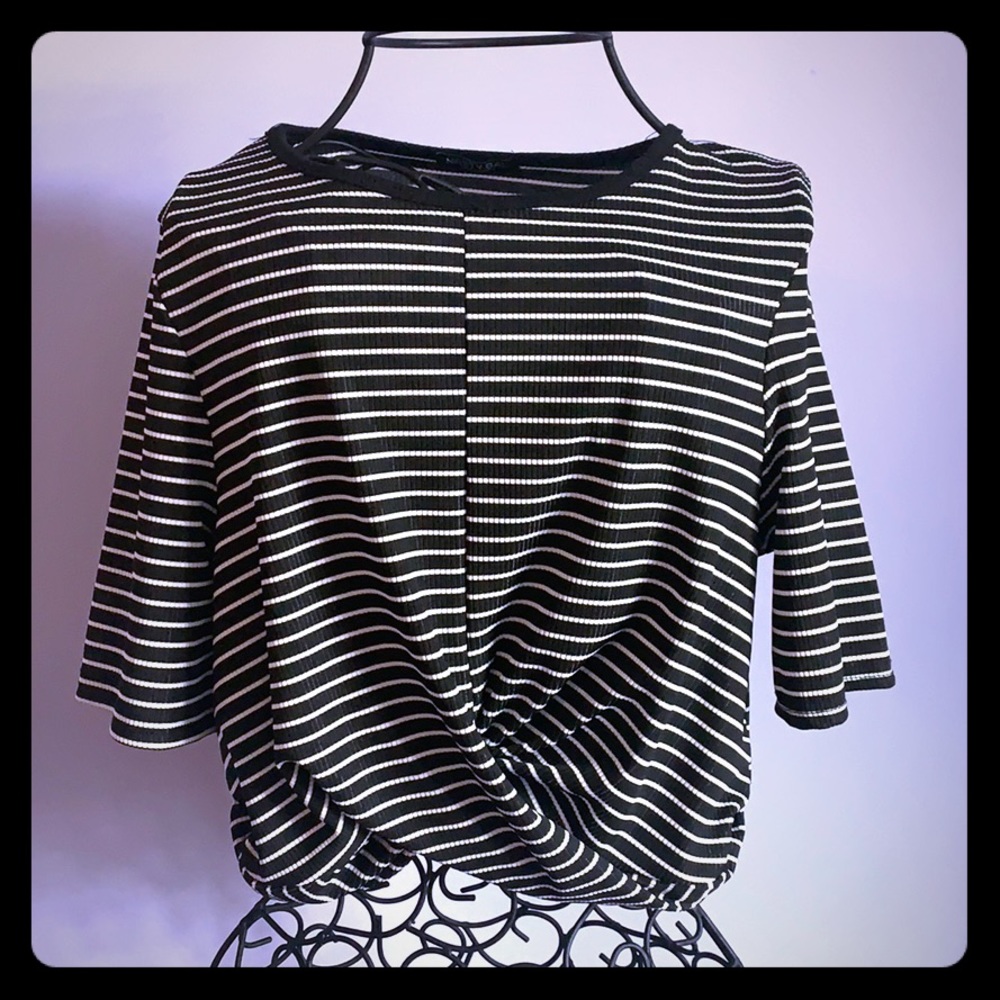 🖤Nasty Gal Collection cropped striped knot tee🖤